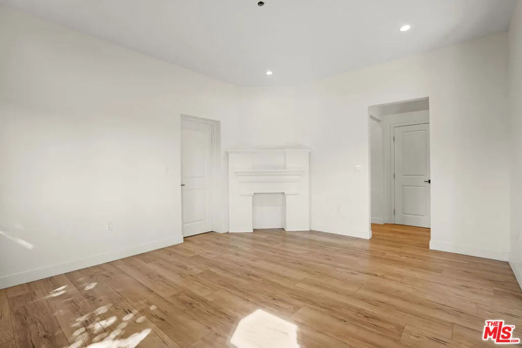 2745 Kenwood Avenue, Los Angeles, California 90007 home-pic-11